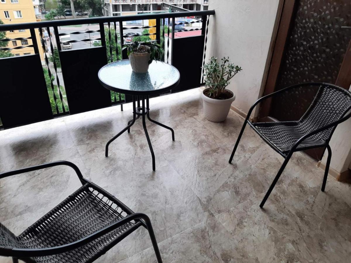 Mindia'S Apartment Batumi Bagian luar foto