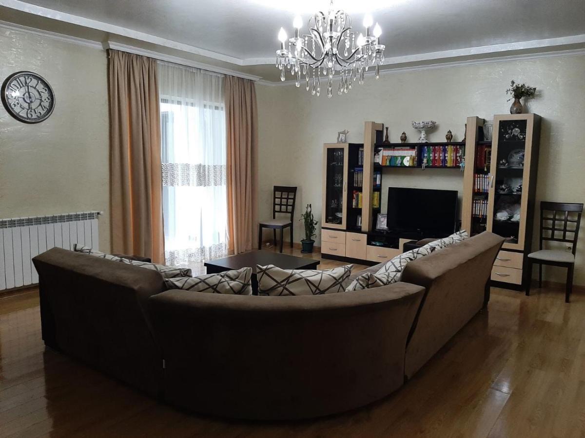Mindia'S Apartment Batumi Bagian luar foto